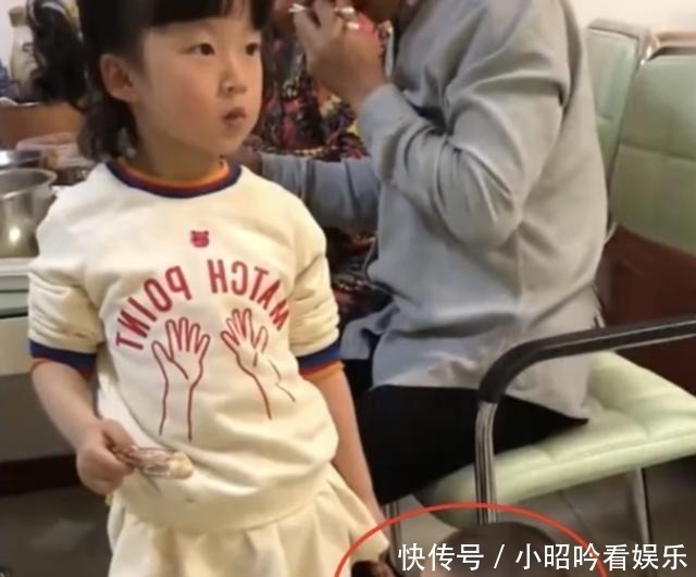 孩子|弟弟见姐姐看电视入迷,趁机偷吃她手中鸡腿,被发现后表情萌翻