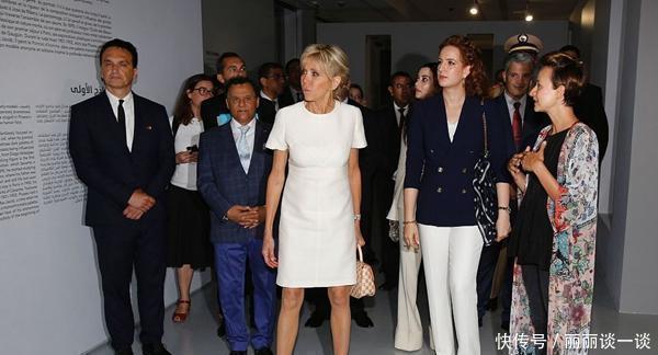 盘发|法国第一夫人整容后又换盘发造型,穿千鸟格套装精致干练,不像66