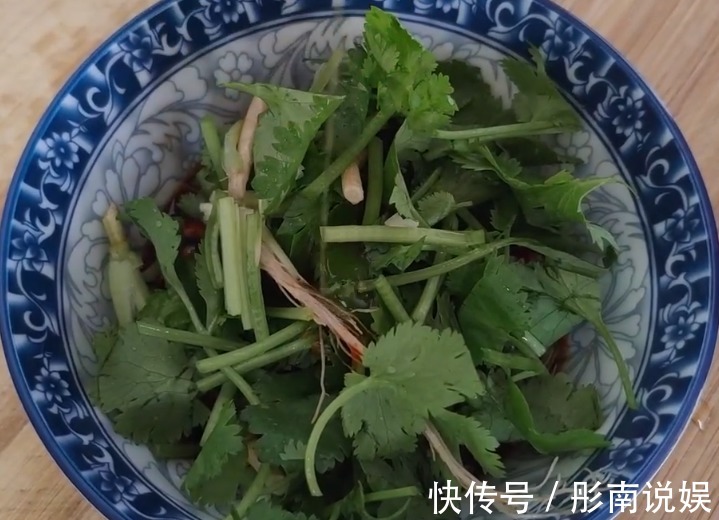 美味|鸡腿最简单的吃法，香辣美味，肉质软嫩，是一道不错的小凉菜