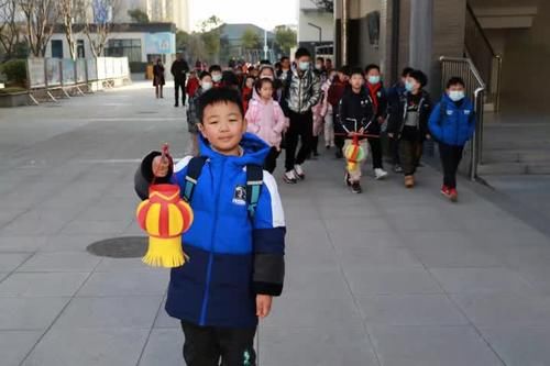 新学期开学报到，扬州这所学校学生手提花灯成校园“网红”