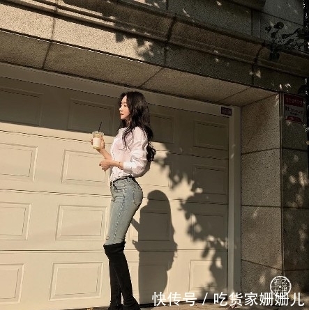 时尚|街拍:时尚长筒靴搭配性感紧身裤,尽显小姐姐凹凸有致性感身材