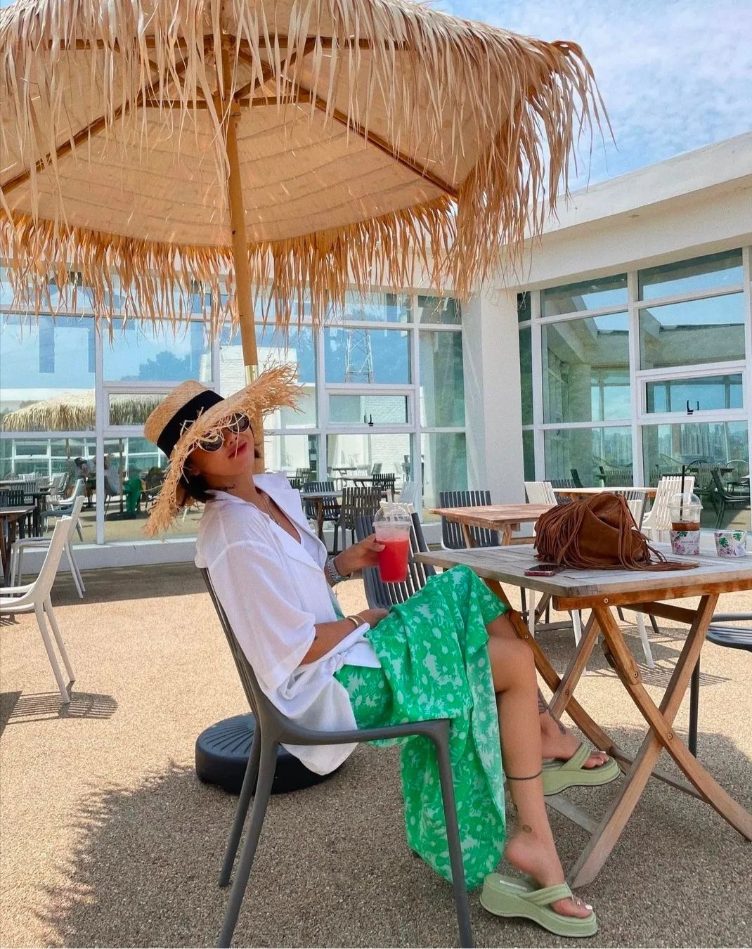 蕾丝|黑白灰穿腻了？今夏这6组彩色穿搭超显白，回头率100%