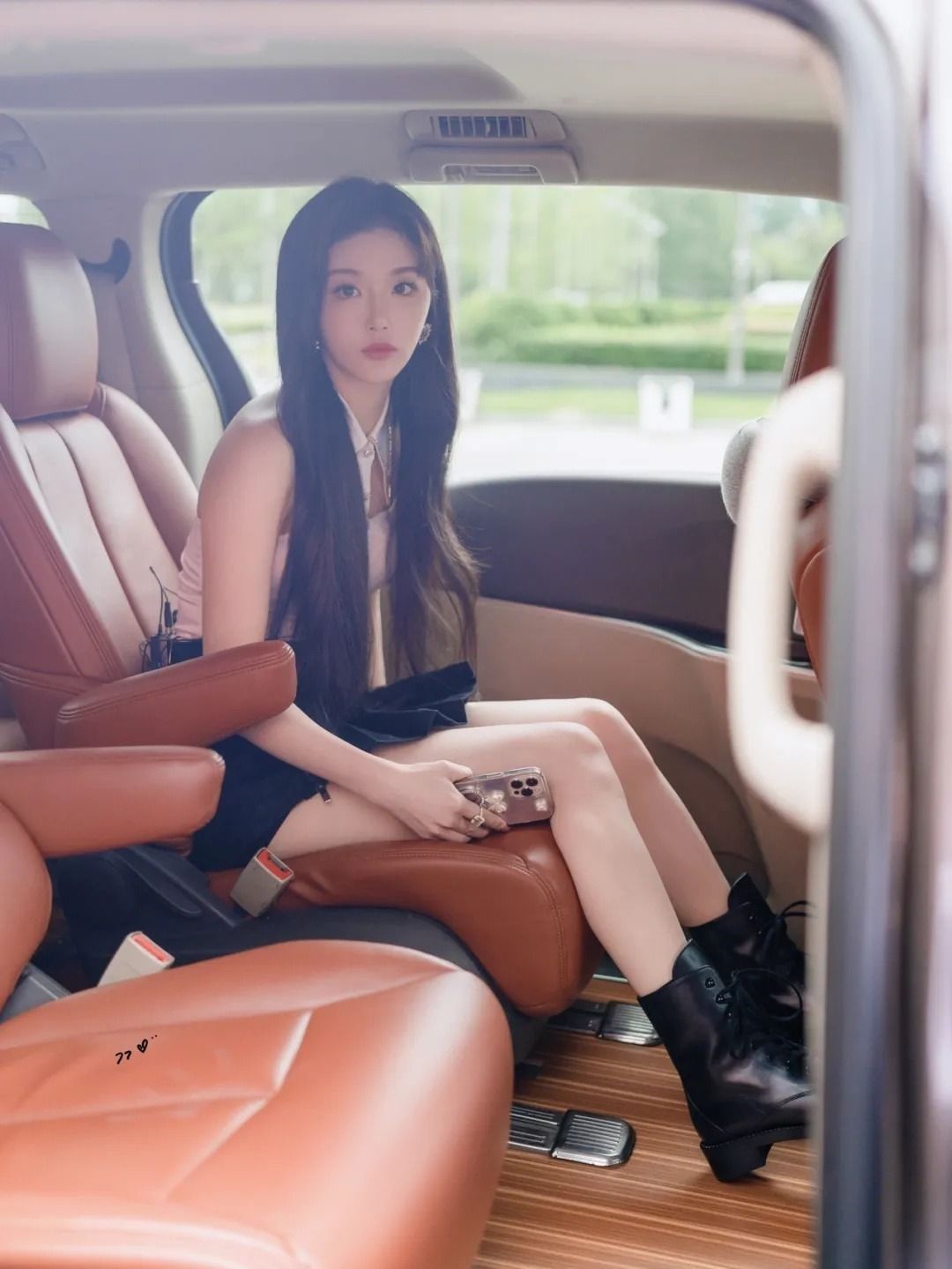 连衣裙|孔雪儿这衬衫够别致，只是“尖领+抹胸”就要上千块，怪美的