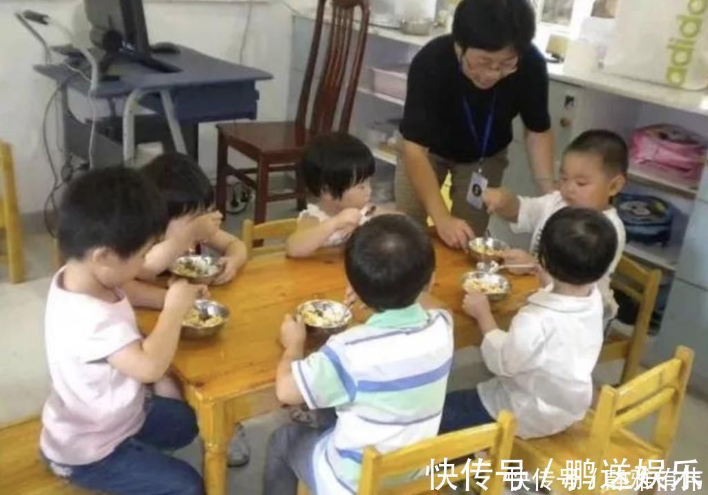 孩子|孩子在幼儿园饭量增大,看到老师拍的午餐照后,妈妈备受打击