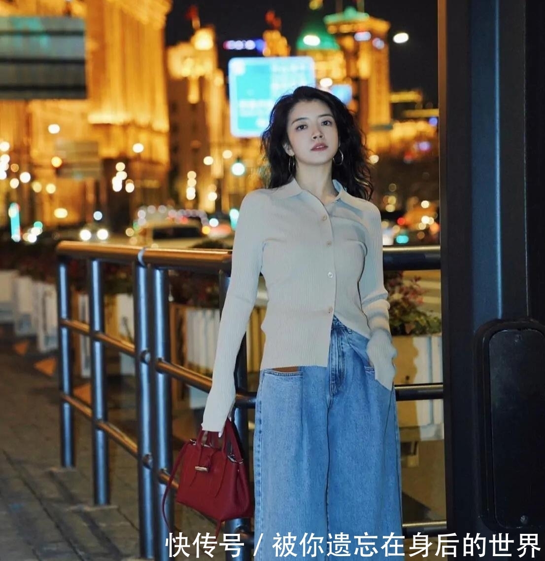 上衣|“懂穿”的女人,穿牛仔裤很少搭配T恤,选对上衣才能美得轻松