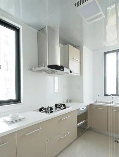 后背板|邻居家安装的橱柜没有后背板,回家后发现我家的也没有,装错了?