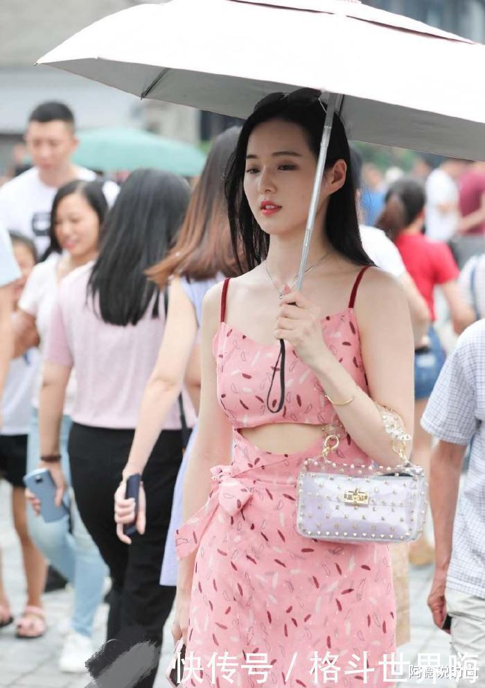  白皙|天生丽质的白皙皮肤，美女粉色的穿着很是少女风