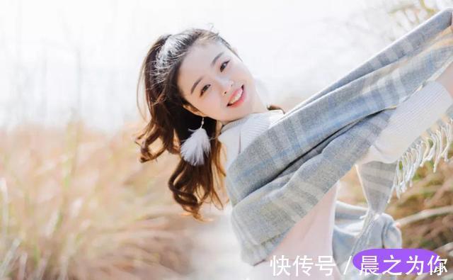 美女|迷人的比基尼美女端庄典雅,露出迷人马甲线,坚持运动或是关键