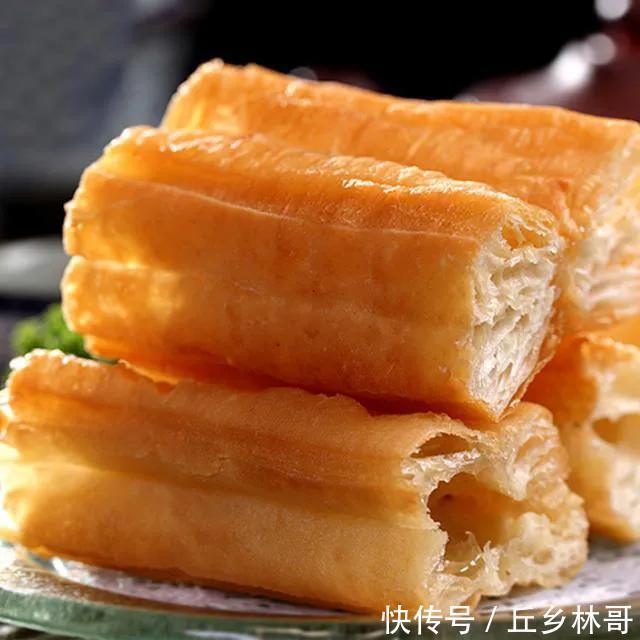 吃了半辈子油条,终于找到最正确的做法,只加一包它,根根都蓬松