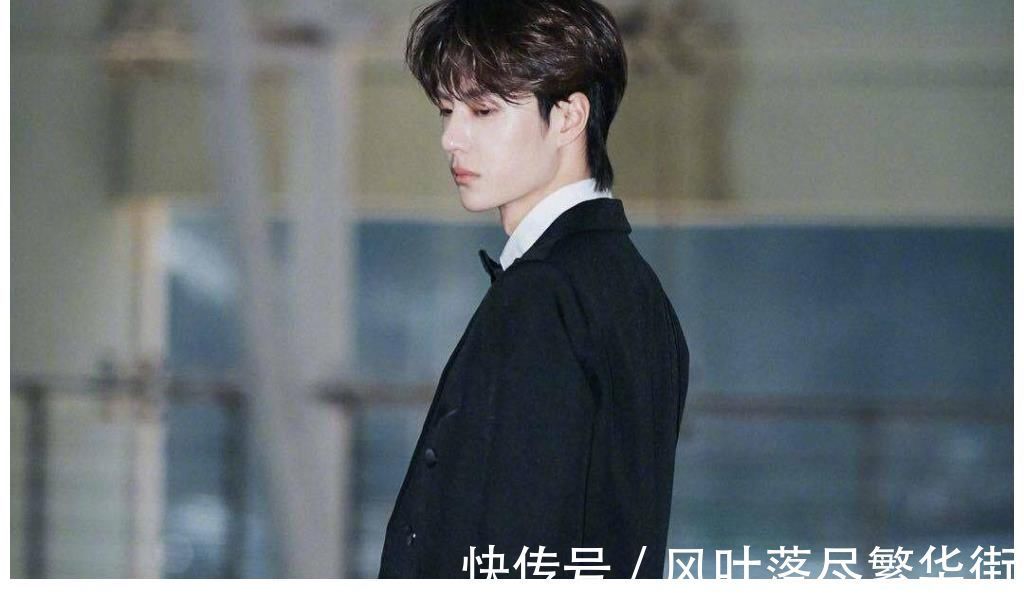 王一博和小朋友合照,站位说明一切,品牌方也来“争宠”