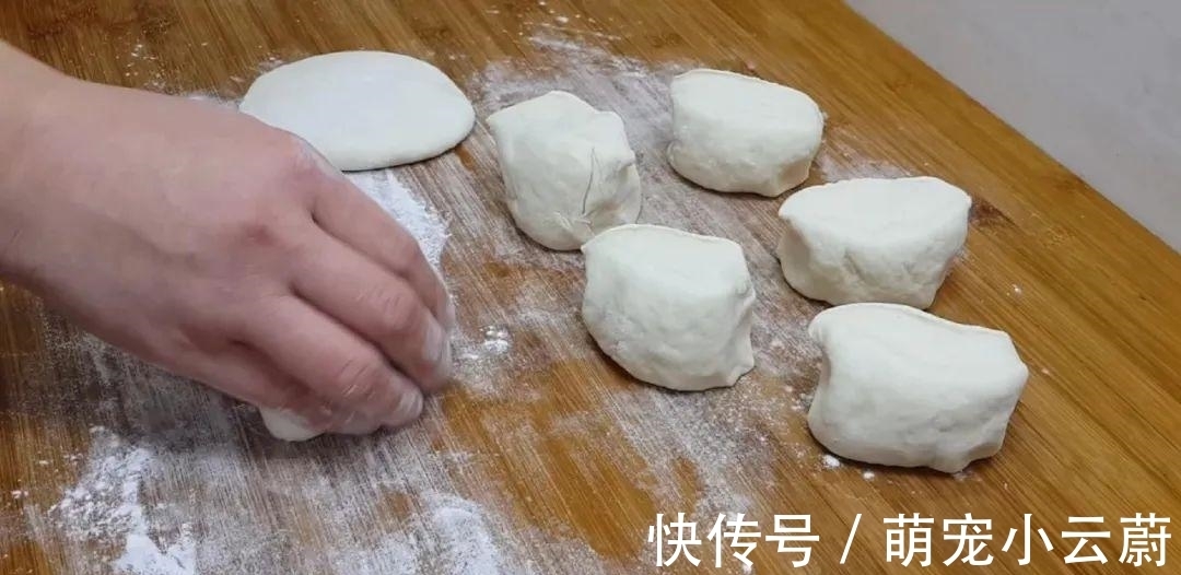 案板|3勺清水,1斤面粉,淋上鸡蛋液,教你做创意早餐饼,比葱油饼好吃