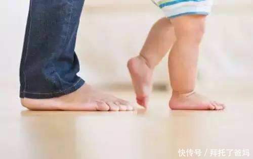 宝宝|心疼!宝宝学走路摔倒后不服气,爬起来继续摔,旁边妈妈笑翻了