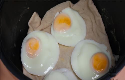 荷包蛋不要水煮了，大厨教我用一块布，一锅4个，个个又圆又嫩