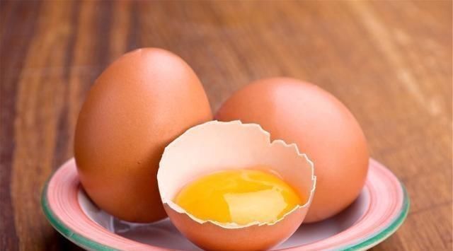 甘油三酯偏高忌2物,吃2果,喝1水,血管也许干净不堵塞