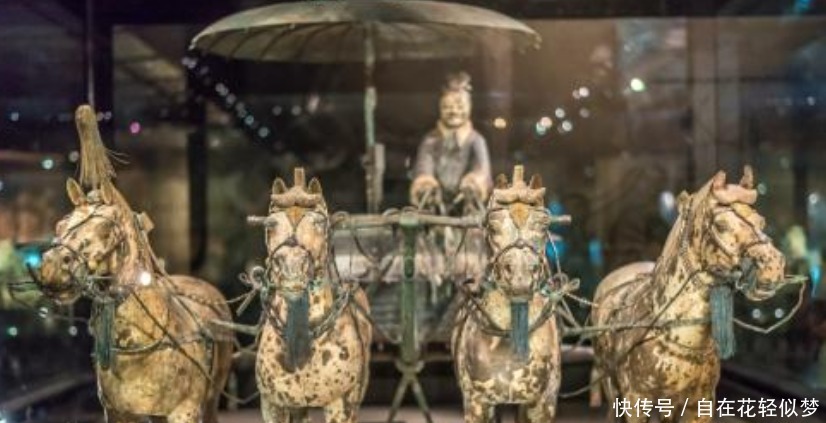 秦始皇的兵马俑中,为何每两排兵马俑,中间都有一个长条形的土堆!