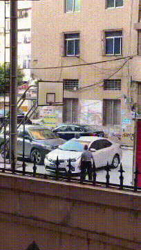 |搞笑GIF:说实话,就这个背影,我已经不在乎面貌了