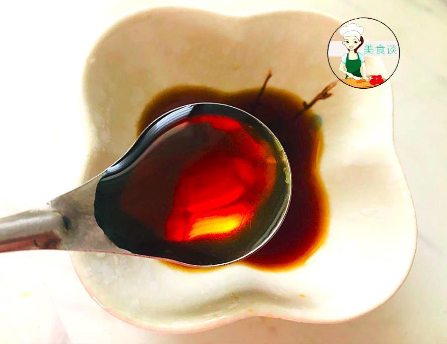 清蒸鱼|做清蒸鱼时,加蒸鱼豉油、加生抽都不对,老师傅教你正确做法