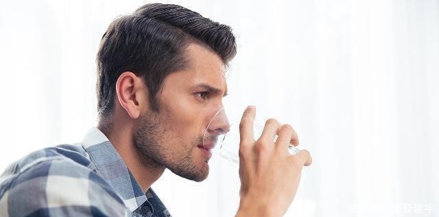 生活中|为什么有人一喝水就有尿,有些人喝水多也很少去厕所?早看早受益