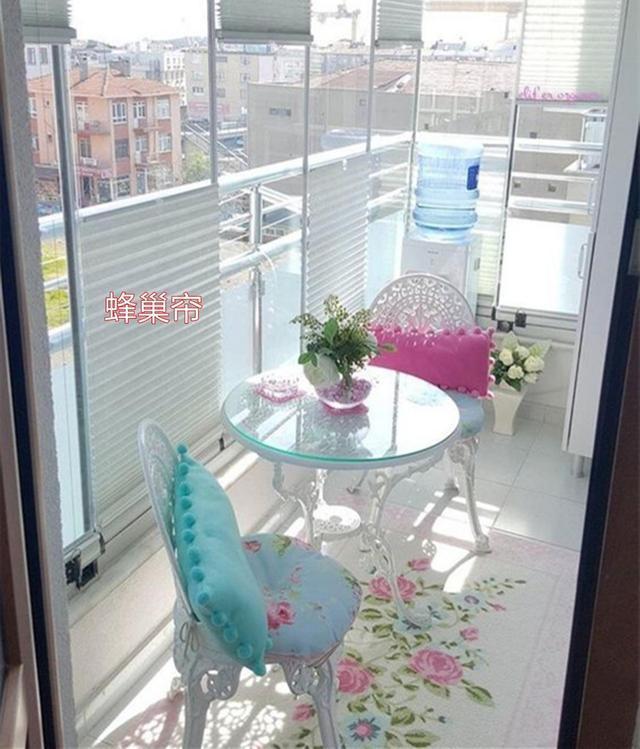 玻璃窗|阳台不能封有对策了，对面住户在楼板上挂5个帘子，防晒遮阳