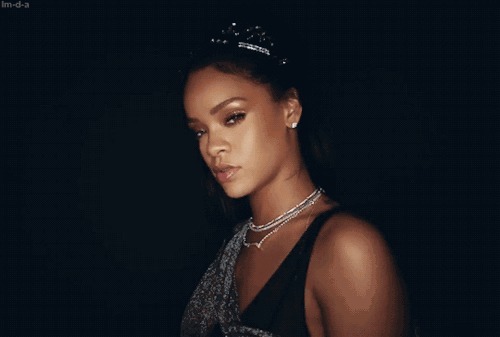 外套太多看得眼花缭乱，今年“牛仔外套”潮流来袭，谁穿谁好看