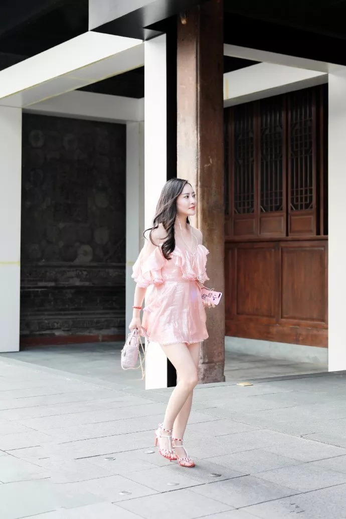 女性|街拍:职场女性搭配高跟鞋,气场时尚更有魅力