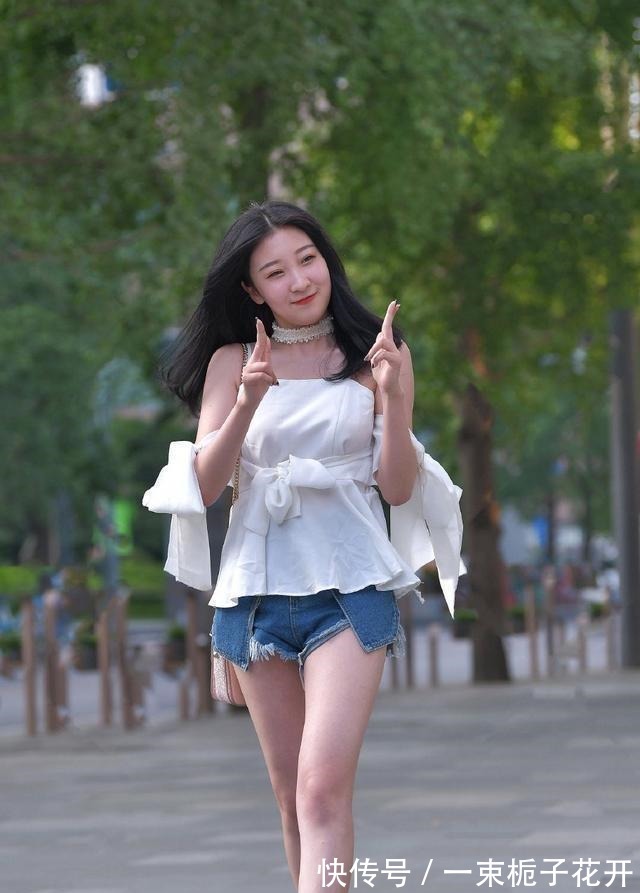 高跟鞋 紧绷束腰的打底裤,让着装造型远离廉价感,简约休闲