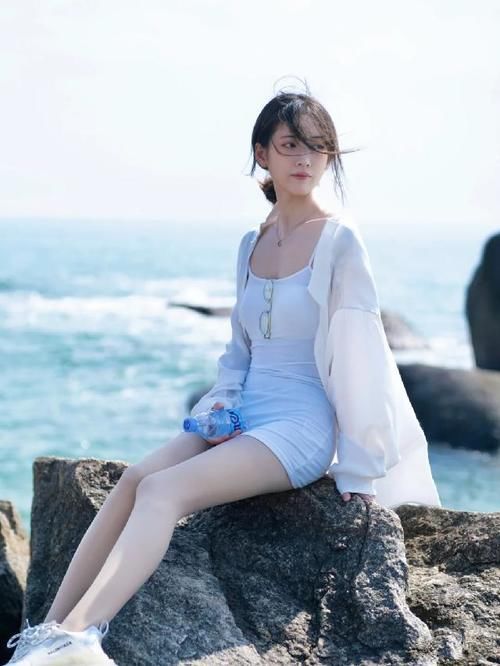 小姐姐真是少女感十足，吊带紧身短裙搭配运动鞋，减龄显瘦又时髦