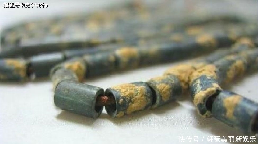 老汉挖出18颗石头,穿起挂在牛脖子上,不料是价值千万的国宝