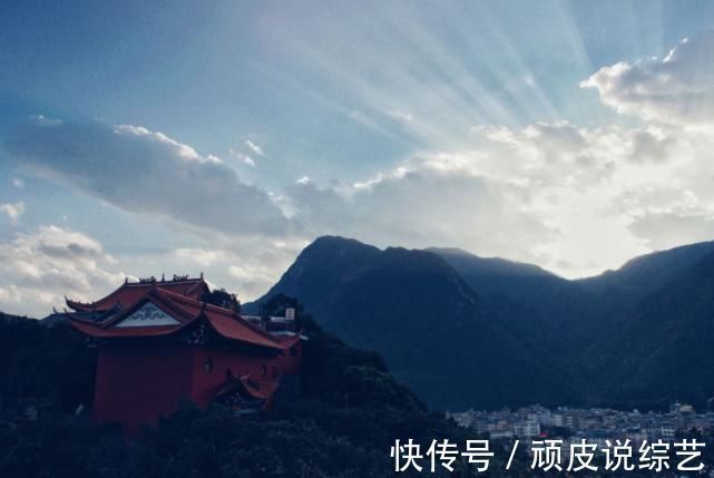 连陆|东北著名道教名山，建有一座全石建筑，供奉神像为国内罕见