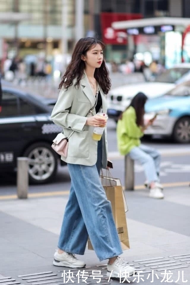 气质|街拍小姐姐棕色休闲衫搭配浅蓝色牛仔裤,个性时髦