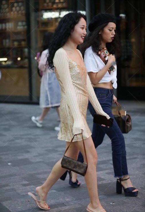 修身长裙 深灰色修身长裙,上身舒适,时尚大气