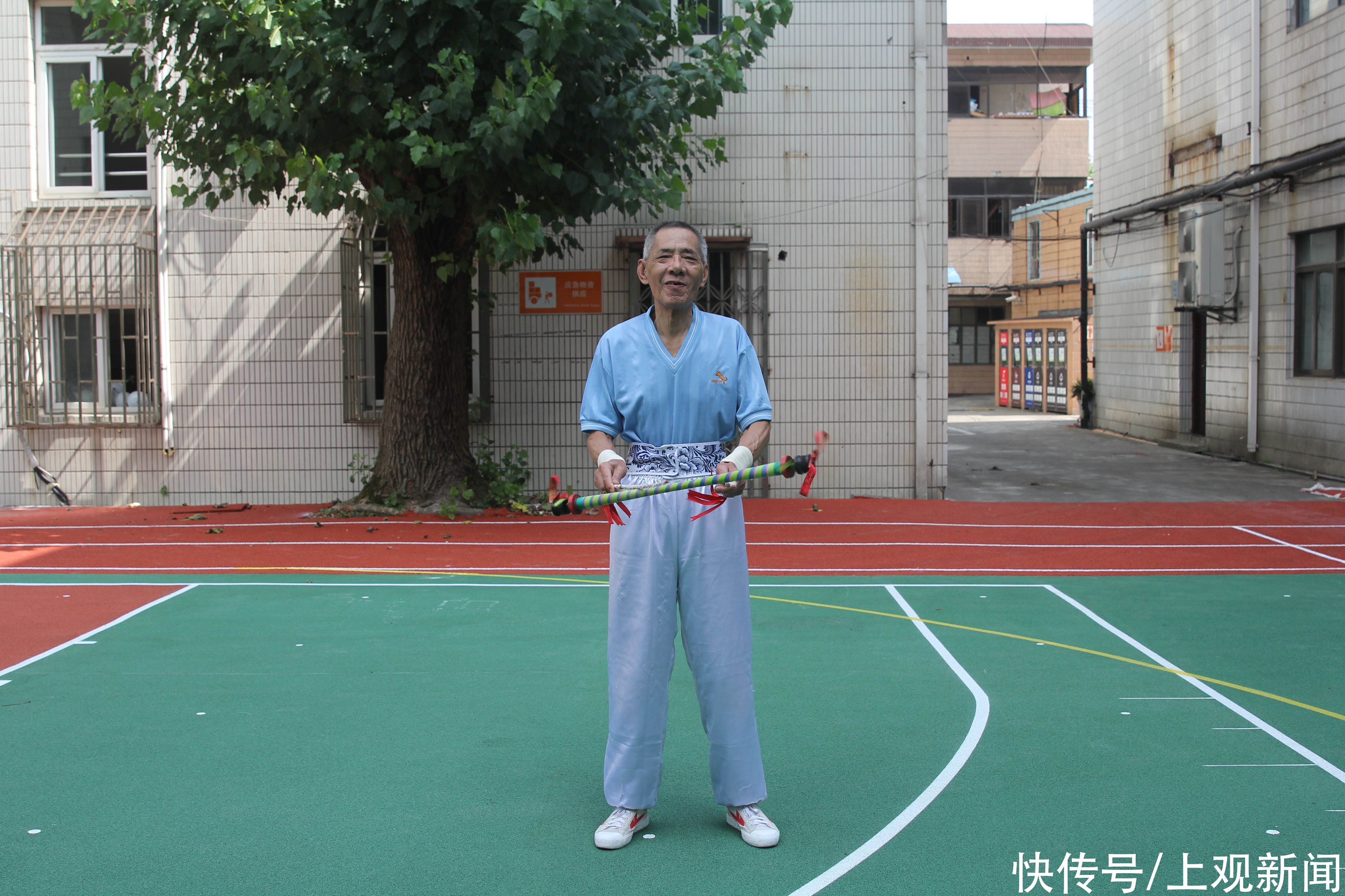  视频|视频丨打了一辈子花棍，这位七旬老人带着娃娃们摘得了全国性的“非遗进校园”奖项