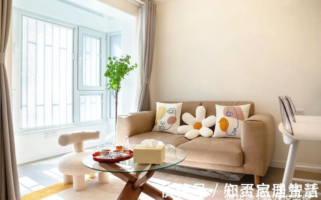 收纳|80㎡奇葩两房半户型,餐厨融合打造吧台当餐桌,主卧挤出衣帽间