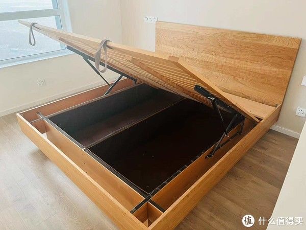 床头柜|只用两招，10㎡“空无一物”的卧室轻松塞下101个登机箱！