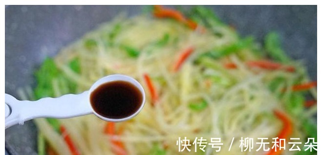 青椒土豆丝|炒土豆丝别直接下锅,大厨教你多做这2步,香脆入味一上桌就吃光!