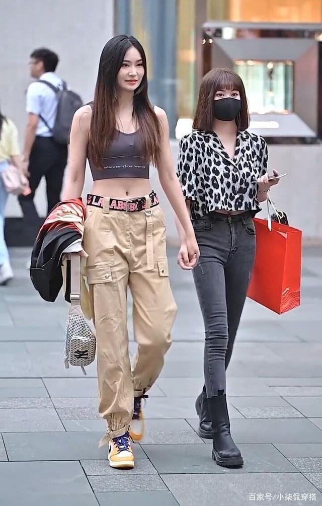 工装裤|阔腿裤也该“让位”了,今年流行“工装裤”,占据街头半壁江山!