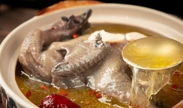 炖鸡汤时，牢记“1泡1放2不放”，炖出来的鸡汤汤鲜肉嫩没腥味