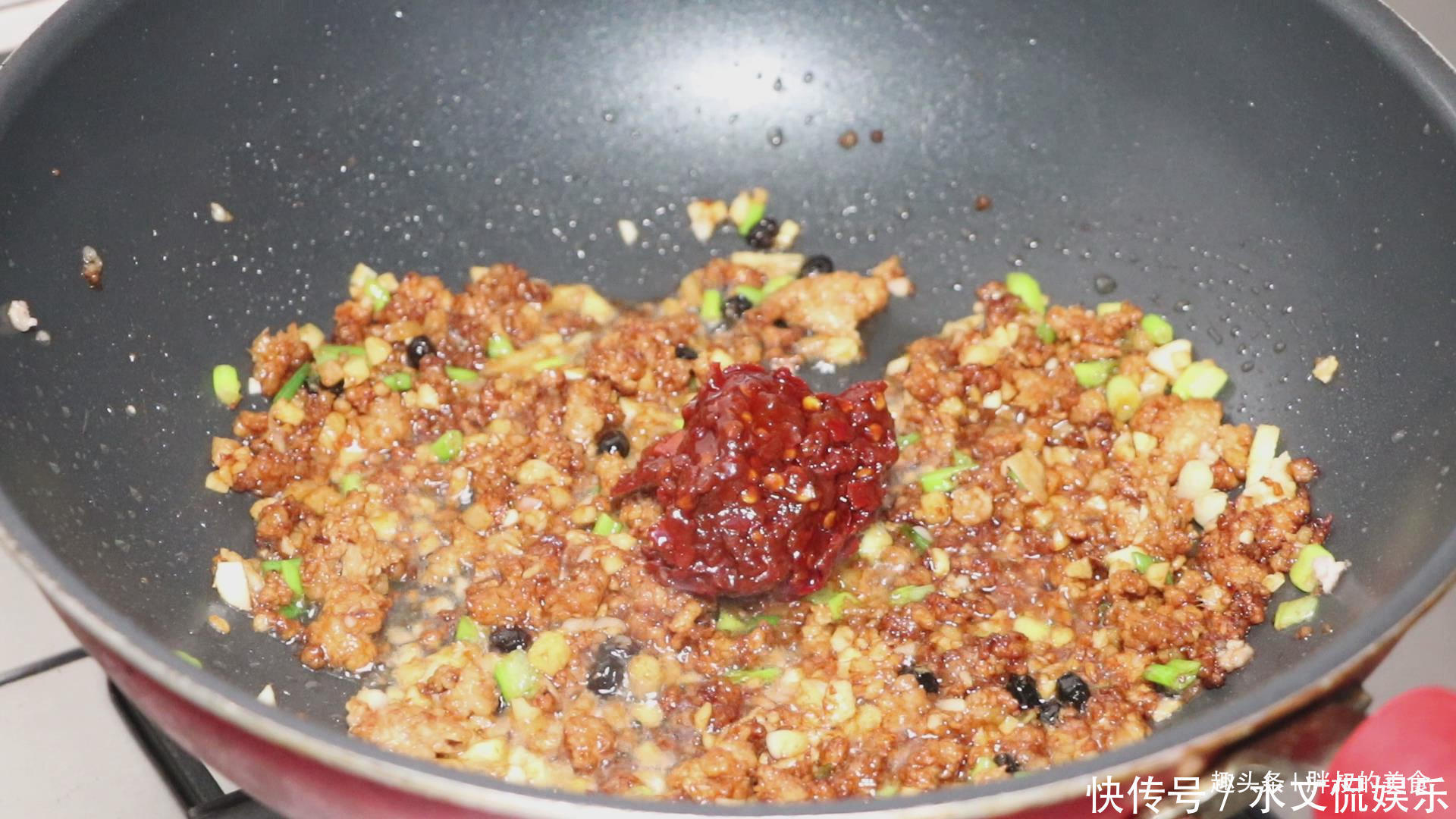 豆腐别再炒着吃了,教你特色做法,开胃又下饭,上桌汤汁都不剩