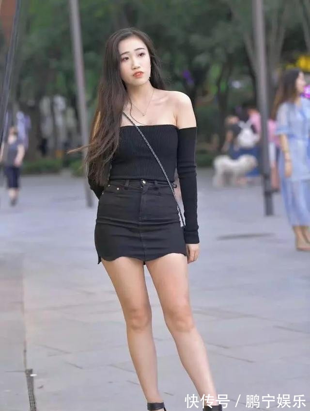 搭配 美女脚上搭配一双尖头的高跟鞋,凹出不同的造型,特别的时尚青春