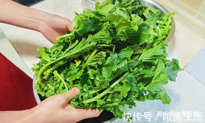 刮刮油|很多人只吃果肉,其实叶子才是宝贝,多捡些回家,一晒一烀,真香