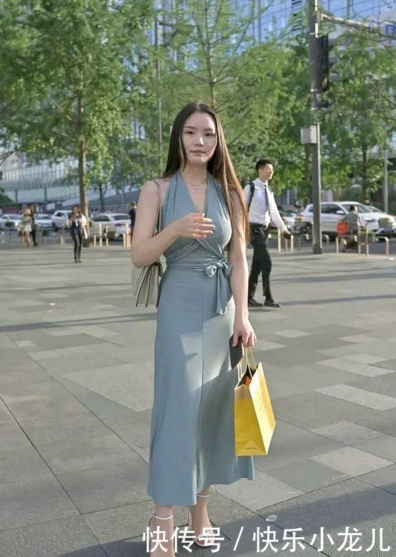 现在流行“挂脖裙”,造型才能时尚出众