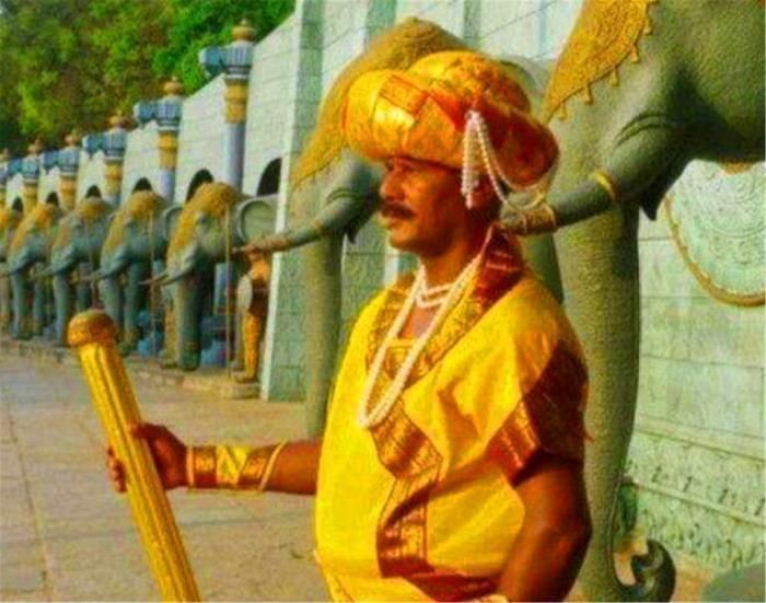 印度“站神”保安,站立32年纹丝不动,富豪:谁让他动奖励1万!