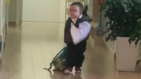 幼儿园“山鸡哥”走红,拖着“残躯”上学太霸气,老师:这是大佬