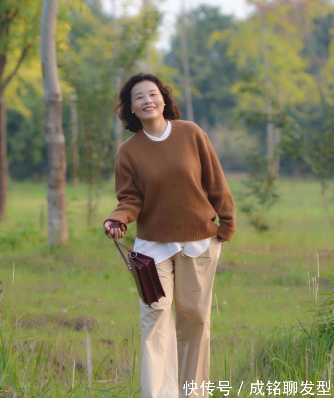 身材|年过五十身材微胖怎么穿?看看这位姐姐的穿搭,不仅优雅还很漂亮