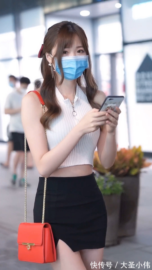 可爱|美女街拍:可爱的小姐姐,白色高腰上衣搭配包臀裙,尽显甜美好气质