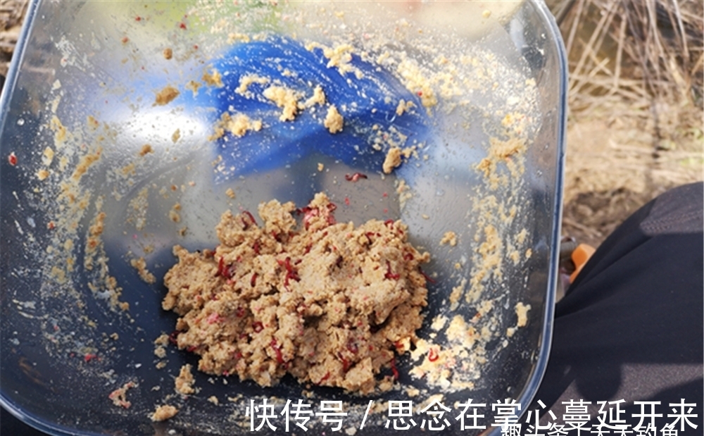 冬季钓鱼,技巧只有1个,一半在于聚鱼进窝,一半在于诱鱼咬钩!