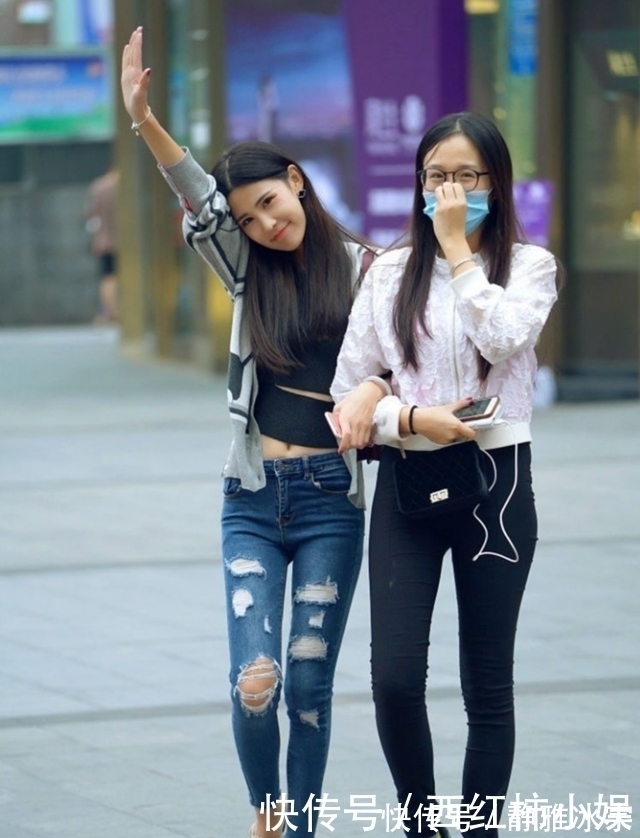 街拍|街拍:小姐姐白色T恤搭配黑色短裤的她给人一种青春洋溢的感觉