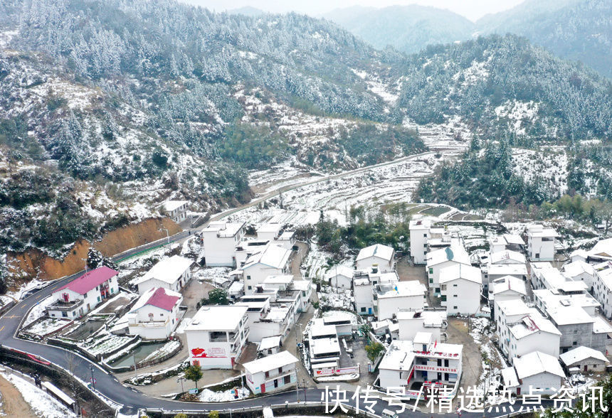江西乐安：“彩绘村”雪景如画