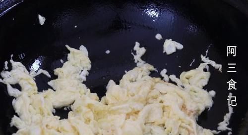 苦瓜皮|以后苦瓜就这样吃，加4个鸡蛋，出锅太香了，上桌连汤汁都不剩