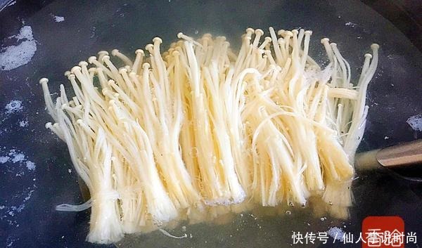 它和金针菇是“黄金搭档”,天冷焖一锅,吃到汤汁都不剩